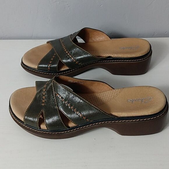 Clarks slides olive‎ green leather upper w/Brown soles - Picture 4 of 11